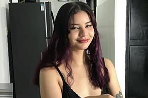 Mi hermanastro me hace un rico masaje y me pone cachonda