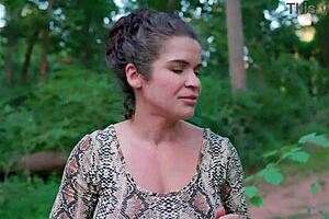 熟女穿丁字裤在小径上露阴，问你喜欢吗？