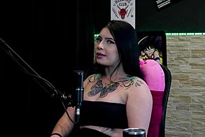 That tattooed morena shows her big tits in the game 😜