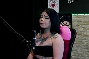 That tattooed morena shows her big tits in the game 😜
