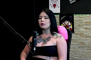 That tattooed morena shows her big tits in the game 😜