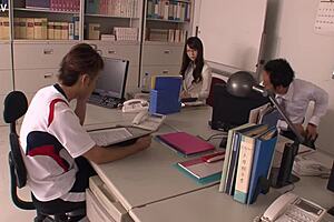 性感日本老师Yui Hatano和全班群交