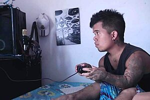 家伙玩游戏时，继妹兴奋到来亲密互动。