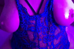 watch my stepmom masturbate while watching porn, she's so horny.