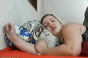 sua cunhada tem sonhos quentes enquanto irmao fora