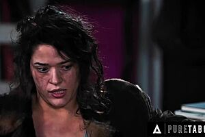 无家可归的棕发Victoria Voxxx用邋遢的阴户潜水骗已婚男人