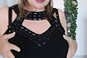 I watch my stepmother tease me with huge breasts and seduce me passionately