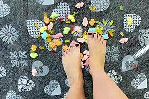 Giant woman crushes defenseless bears with ass