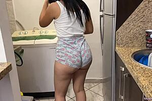 hermosa madrastra lavando y haciendo los deberes del hogar