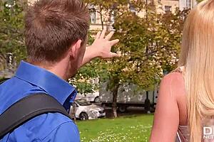 Туристка Саманта Роун получает двойное долбление после экскурсии