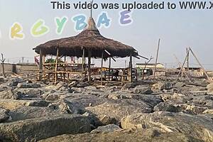 情侣公共酒吧海滩闪现暴露