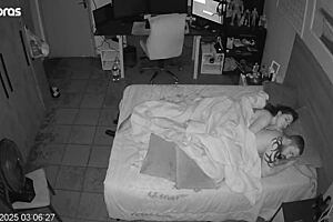 Они притворяются что забыли камеру и ебутся как сумасшедшие в спальне