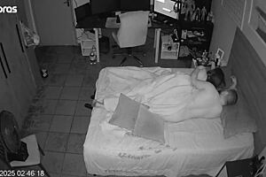 他们在房间假装忘摄像头疯狂干炮