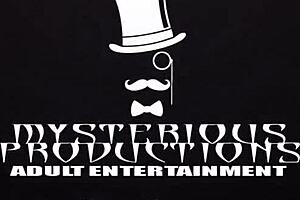 chatting about closing the deal with sarah squirtz over liquid lunch