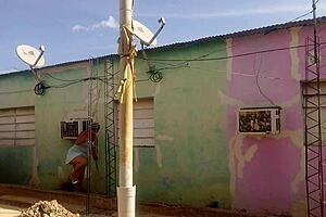 Neighbor watches mature latina's huge ass in short dress