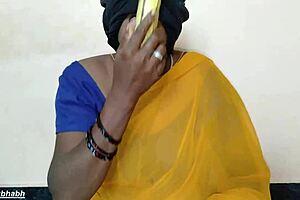 साउथ मल्लू आंटी ने चूत में बड़ा केला लिया