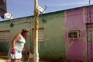 Neighbor watches mature latina's huge ass in short dress