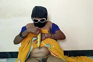 साउथ मल्लू आंटी ने चूत में बड़ा केला लिया