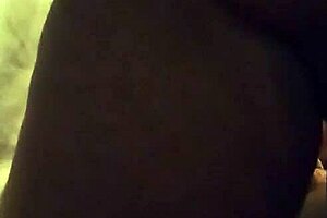 Большая жопа у 65-летней черной бабули — показывает свою задницу!