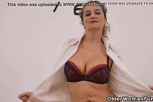 ameli stuffs her cunt with a dildo, teehee