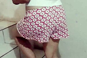 hey, watch auroraestelar pee and masturbate in the bath!