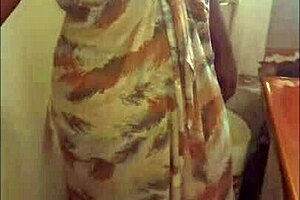 Сексуальная милфа моется, виляя жопой, пиздой и ножками