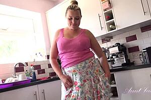 火辣的BBW熟女查理·雷在Auntjudys厨房用大奶子调皮玩耍！