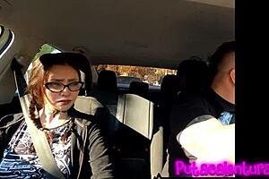 chica tatuada en casting con besos y acción en el auto rumbo al hotel