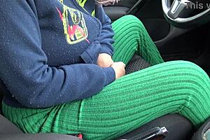 成熟继母展示毛茸茸的阴部庆祝继子18岁生日，开始手淫乐趣