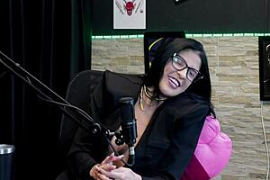 Safada faz stripper mostra peitos e buceta 😏