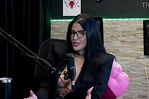 Safada faz stripper mostra peitos e buceta 😏