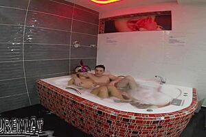 Madre Soltera Venezolana En Jacuzzi Sin Condon