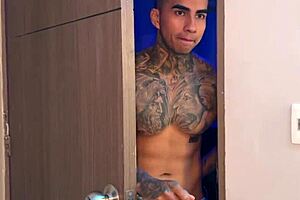 爆乳继妈趁老公不在偷干肌肉继子