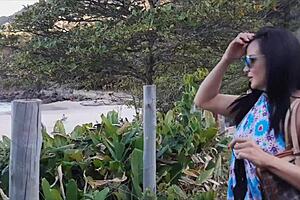 belch praia dia de relaxar with a beautiful brunette by the sea