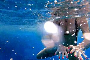 火辣熟女在水下操大鸡巴