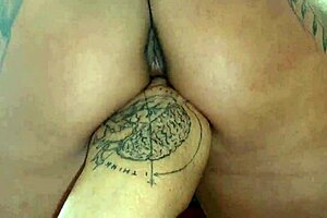 我用大阴蒂打破小穴，到处喷水