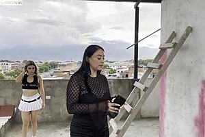 madrastra de enormes tetas se folla junto con su hijastra a su empleado de construcción