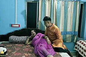 我在印度辣夫妻性爱中，我性感老婆舔舐并乳交我年轻18+的骚逼。