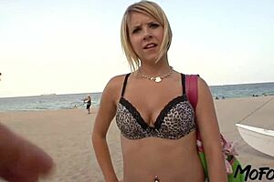 金发小骚货湿吻口爆颜射