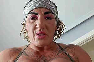 我用大阴蒂打破小穴，到处喷水