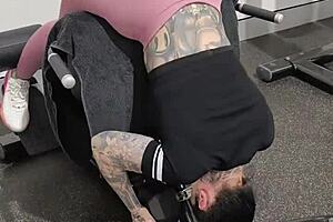 Milf enjoys her gym life with huge tits and tattooed ass in leggings
