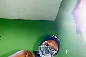 She was horny, decided to play with her pussy 😏