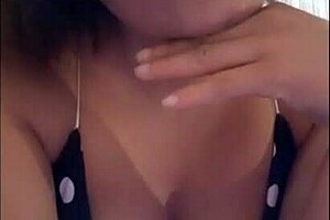 Cumpli el reto para mi hijastro perdi una apuesta y tuve que enviarle video casero. Haciendo un espectáculo semi desnuda masturbándome para él en porno real.