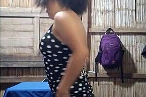 Cumpli el reto para mi hijastro perdi una apuesta y tuve que enviarle video casero. Haciendo un espectáculo semi desnuda masturbándome para él en porno real.