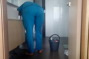 Esta empleada sabe cómo usar su cuerpo para el trabajo 😉