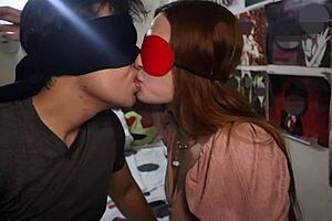 Sus besos con lengua son mojados y profundos a ella le encanta la saliva ajena