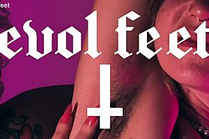 Queens having fun with feet 😊