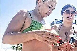 Eu E Minha Amiga Safada Nos Pegamos Na Praia Pra Todo Mundo Ver