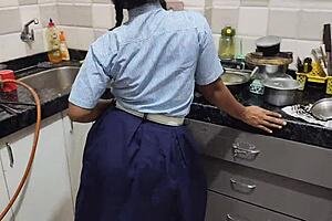 印度女孩被乡村男孩在硬核中猛干