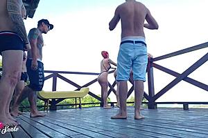 vazou vídeo de estudantes bissexuais gravando orgia lésbica no deck dos dormitórios com beijos e deepthroat completo no red e no sheer